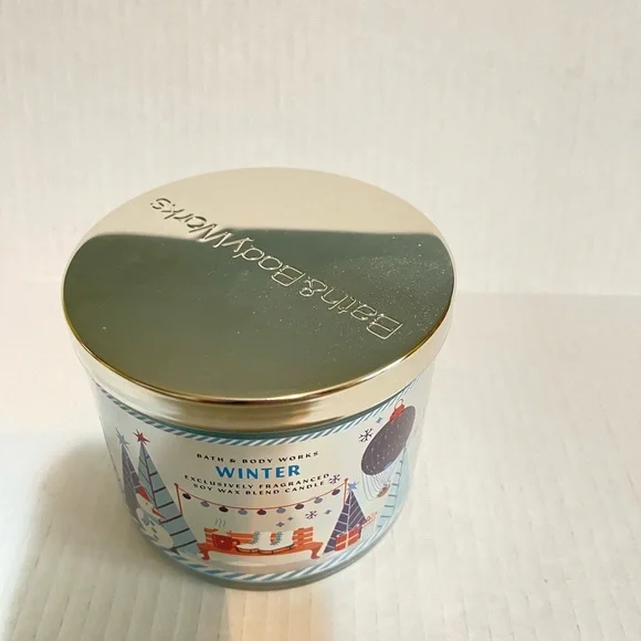NEW Bath & Body Works 3 Wick Winter Candle with Festive Design - Picture 6 of 7